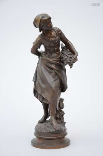 Moreau: statue in bronze 'girl with grapes'