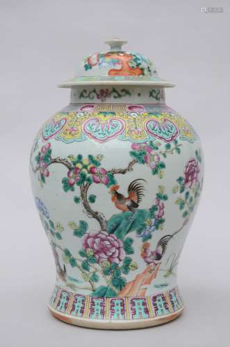 Lidded vase in Chinese porcelain 'roosters'