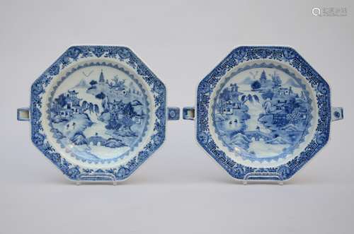 Pair of warming dishes in Chinese blue and white porcelain, 18th century
