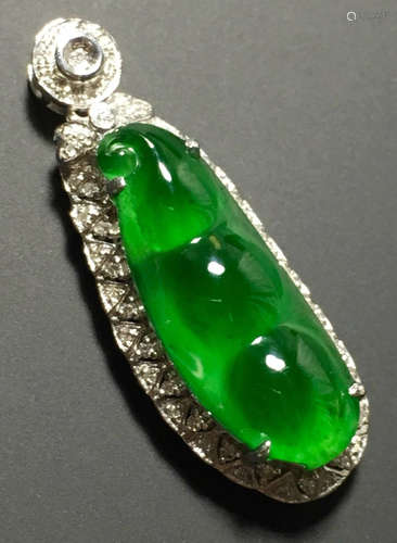 A GREEN JADEITE CARVED BEANS PENDANT, TYPE A