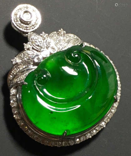 A GREEN JADEITE CARVED RUYI PENDANT, TYPE A