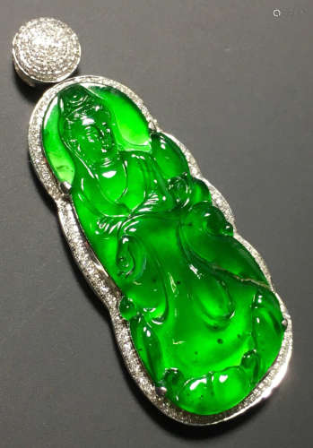 A GREEN JADEITE CARVED GUANYIN PENDANT, TYPE A