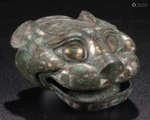 A BRONZE CASTED TIGER HEAD SHAPED PENDANT
