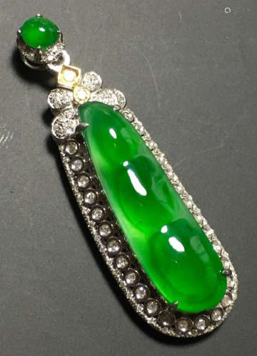 A GREEN JADEITE CARVED BEANS PENDANT, TYPE A