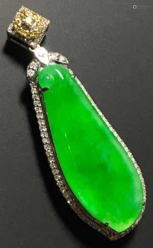 A GREEN JADEITE CARVED MELON PENDANT, TYPE A