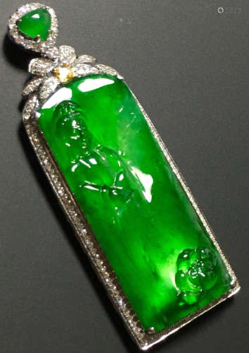 A GREEN JADEITE CARVED GUANYIN PENDANT, TYPE A