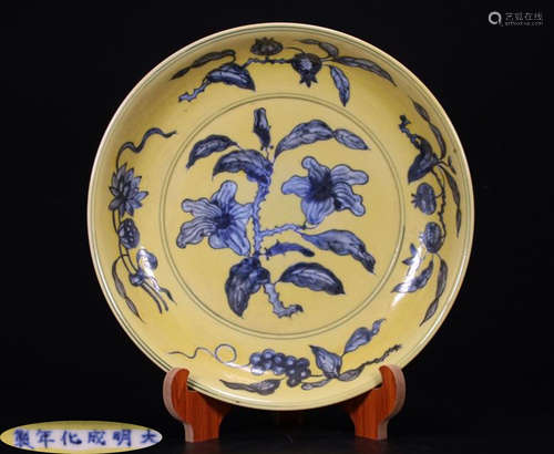 A YELLOW GLAZE FLOWER PATTERN PLATE