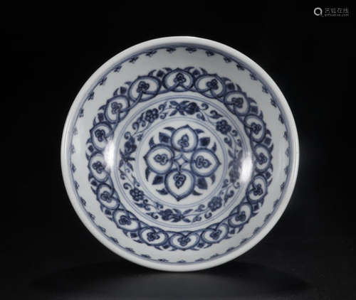 A WHITE&BLUE GLAZE FLOWER PATTERN BOWL