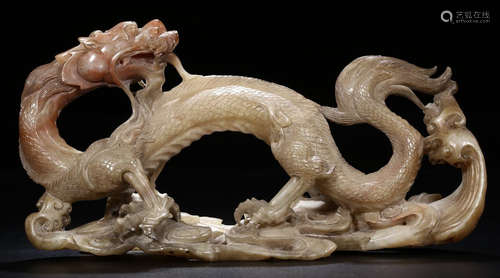 A FURONG SOAPSTONE CARVED DRAGON SHAPED PENDANT