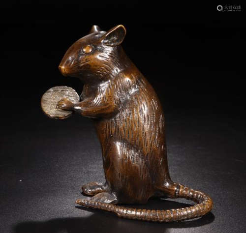 A BRONZE CASTED MOUSE SHAPED PENDANT