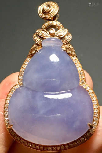A PURPLE JADE CARVED GOURD PENDANT, TYPE A