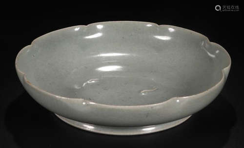 A WHITE GLAZE FLOWER SHAPED PLATE