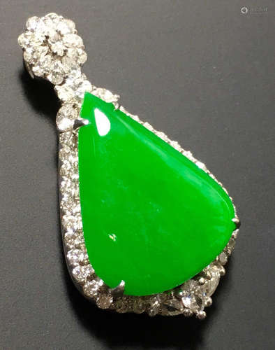 A GREEN JADEITE CARVED DROPLETS PENDANT, TYPE A