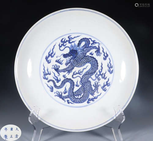 A WHITE&BLUE GLAZE DRAGON PATTERN PLATE