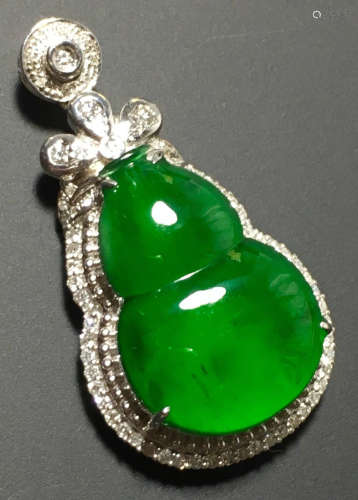A GREEN JADEITE CARVED GOURD PENDANT, TYPE A