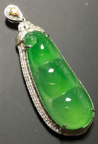 A GREEN JADEITE CARVED BEANS PENDANT, TYPE A