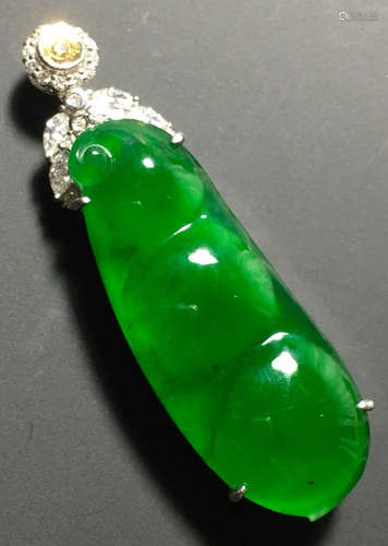 A GREEN JADEITE CARVED BEANS PENDANT, TYPE A