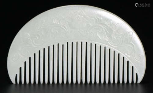 A HETIAN JADE CARVED FLOWER PATTERN COMB