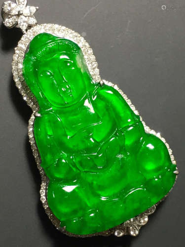 A GREEN JADEITE CARVED GUANYIN PENDANT, TYPE A