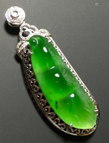 A GREEN JADEITE CARVED BEANS PENDANT, TYPE A