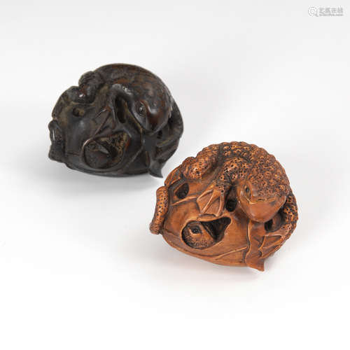 2 Netsuke - Kröten.Beide aus Holz in heller und dunkler Färbung, gleiches Motiv in sehr