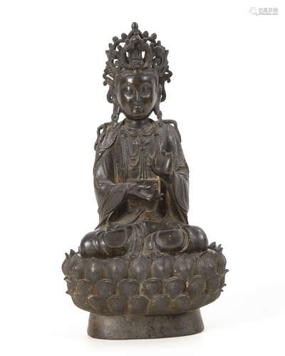 Bodhisattva auf Lotosblütensockel.China, Bronze, H 33 cm. Auf ovalem Sockel dreifache Lotosblüte, in