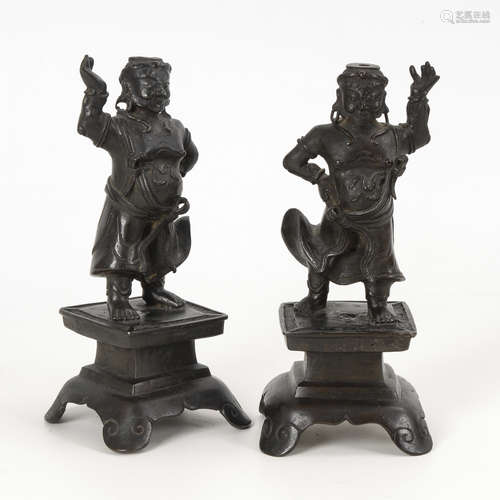 Paar Bronzefiguren als Ständer.Ostasien, H 25 cm. Auf Sockel stehende männliche Figuren mit freiem