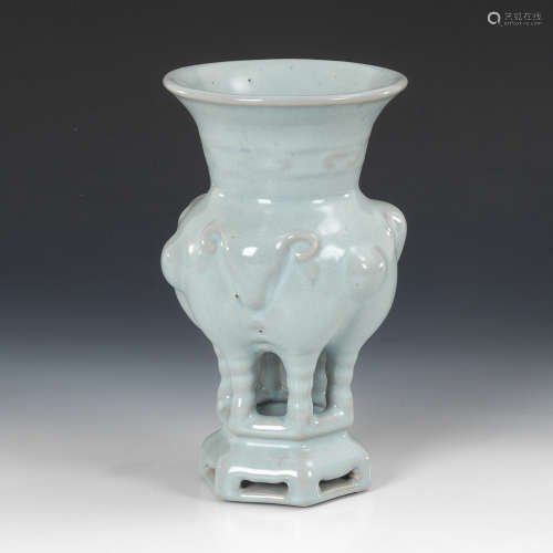 Vase mit Widderköpfen.China, Keramik, hellblau glasiert. H 22 cm. Auf Sockel und sechs Beinen