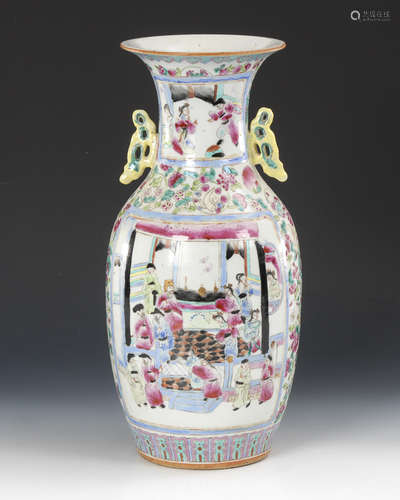 Balustervase mit Figurenszenen.China, Porzellan, gemarkt. H 43 cm. Schlanke Form mit zwei