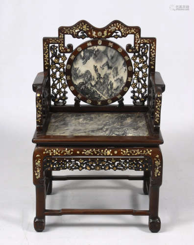 Repräsentationsstuhl mit Marmorplatten.China, Holz, Marmor, signiert. 105 x 66 x 50 cm, Sitzhöhe