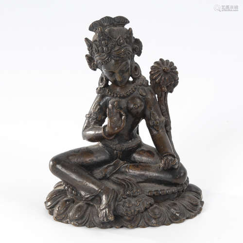 Kleine Absaratänzerin.Indischer Raum, Bronze. H 10 cm. Auf Lotossockel sitzende Frauenfigur im