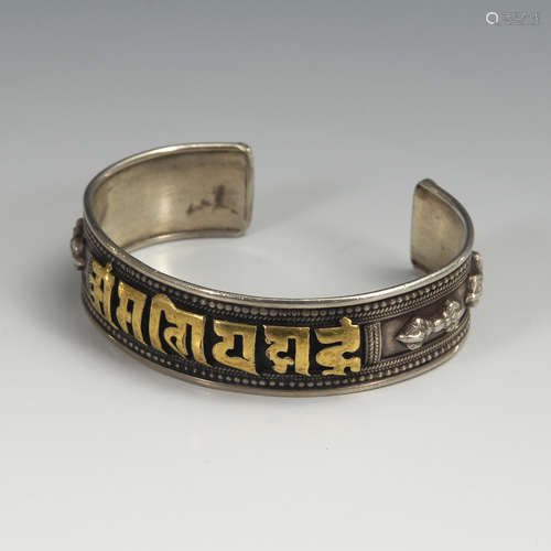 Silberreif.Tibet. 43 g. Offener Armreif mit reliefierten Schriftzeichen und Vajra(Donnerkeile).