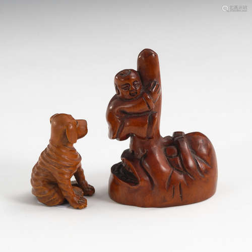 2 Netsuke.Sitzender Hund aus Buchsbaum, signiert, mit eingelegten Glasaugen. H 4 cm. /Okame