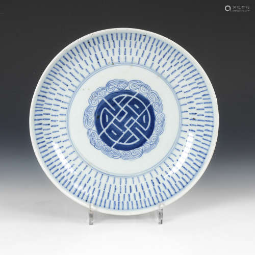 Teller mit blauem Streifenornament.China, Porzellan, um 1900. ø 27 cm. Im Spiegel abstrahiertes