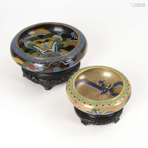 2 Cloisonné-Schalen mit Sockeln.China. ø 18 und 25 cm. Beide in flacher, gedrückter Form mit