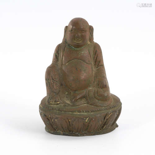 Kleiner Hotei.Bronze mit matter Oberfläche, H 8 cm. Auf Lotosthron sitzende Figur mit dickem Bauch