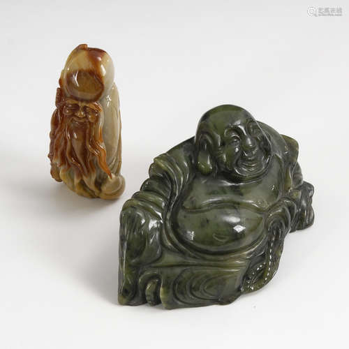 Hotei und Jurojin.China. Grüne bzw. gelb-brauner Nephritjade. Liegender, grüner Hotei mit dickem