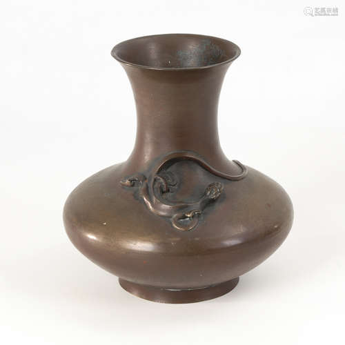 Elegante Bronzevase mit Eidechse.China, H 24 cm. Vasenform mit weit ausgestelltem Bauch, breiter