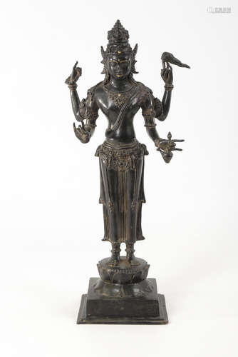 Indische Göttin mit vier Armen.Bronze, H 51 cm. Auf quadratischem Sockel und doppelter Lotosblüte