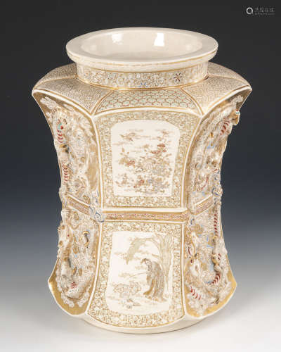 Helle Sechskantvase.Japan, um 1875. Keramik glasiert, H 29,5 cm. Mehrkantige Vase mit eingezogener