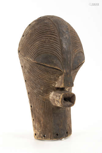 Afrikanische Maske - Songye.DR Kongo. Leichtes Holz mit Resten von Farbfassung. H 48 cm. Längliche