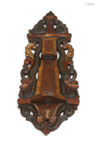 Geschnitzte Krishalterung.Yogjakarta/Java, um 1930. Holz, farbig gefasst. H 63, B 23 cm.