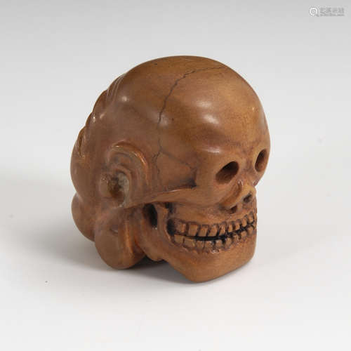 Netsuke - Totenschädel/Kopf.Helles, leichtes Holz, H 3,5 cm.Kopf eines kahlen, alten Mannes, die