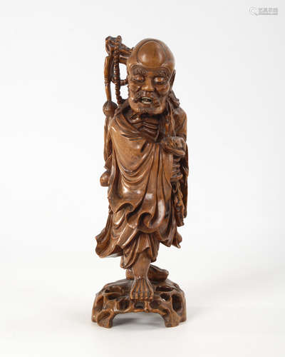 Mythologische Figur.China, helles Holz mit Zähnen aus Bein. H 45 cm. Kunstvoll geschnitzte Figur auf