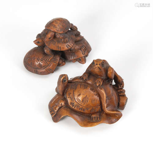 2 Netsuke - Schildkröten.Holz, signiert. H 3 und 3,5 cm. Schildkröte, die sich in ein umgeschlagenes