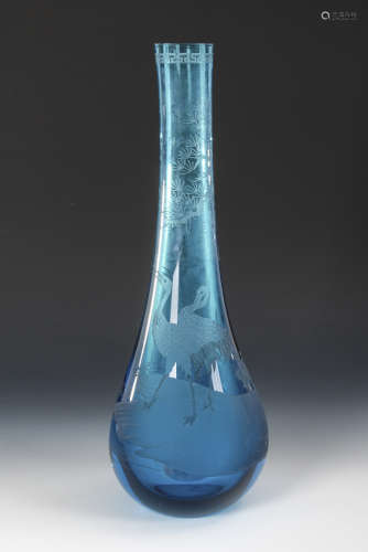 Türkisblaue Glasvase mit Kranichmotiv.China, um 1900, gemarkt. H 48 cm. Gewicht: 6,5 kg. Tropfenform