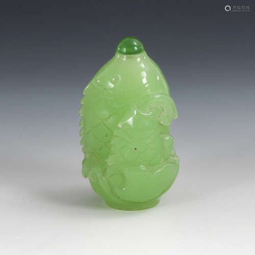 Große Snuffbottle - grüne Karpfen.Wohl Glas. H 9 cm. Großer und kleiner Fisch, Seite an Seite. Im