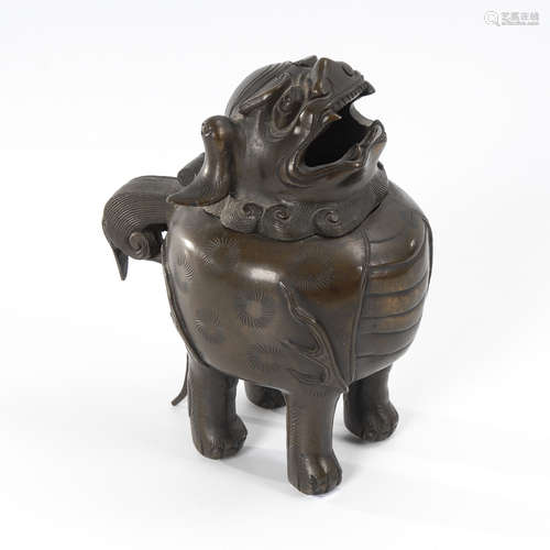 Räuchergefäß als Fo-Hund.Bronze, H 15 cm. Auf vier Beinen stehendes, rundliches Gefäß mit Henkel und