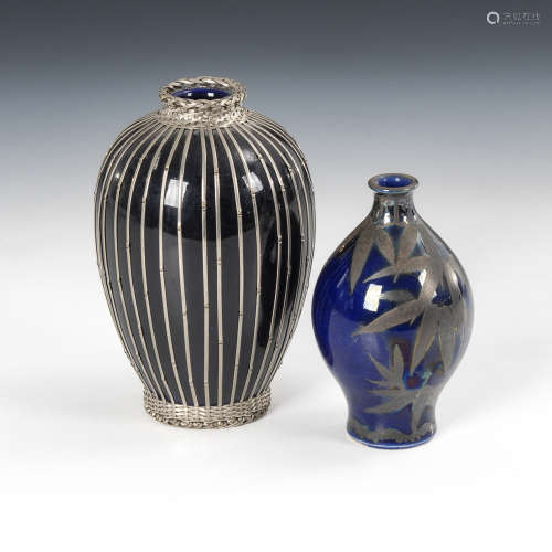 2 kleine blaue Vasen.Keramikvase mit kleinem Fuß und Hals, bauchige Form. DunkelblaueGlasur mit