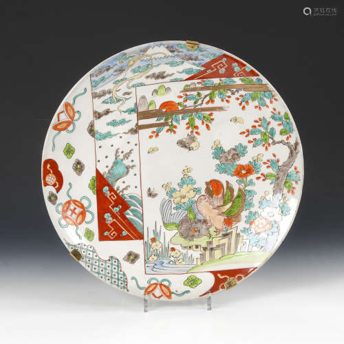 Farbiger Wandteller.Japan. Porzellan, Wandhalterung. ø 41 cm. Stilisiertes Mandarin-Enten-Paar in
